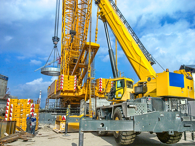 Self erecting tower crane at Strathcona refinery